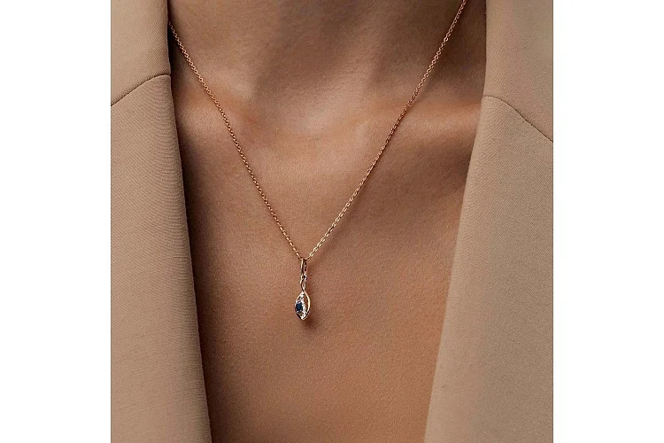 Подвеска из красного золота с сапфиром и 7 бриллиантами