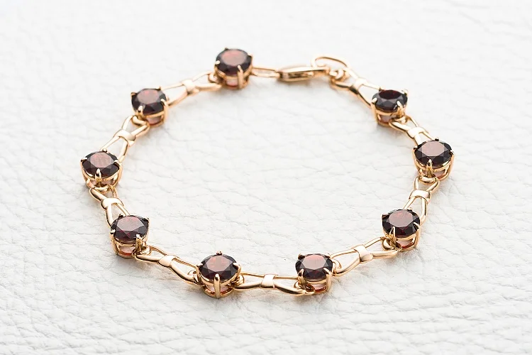 Браслет Дорожка из красного золота с 8 гранатами