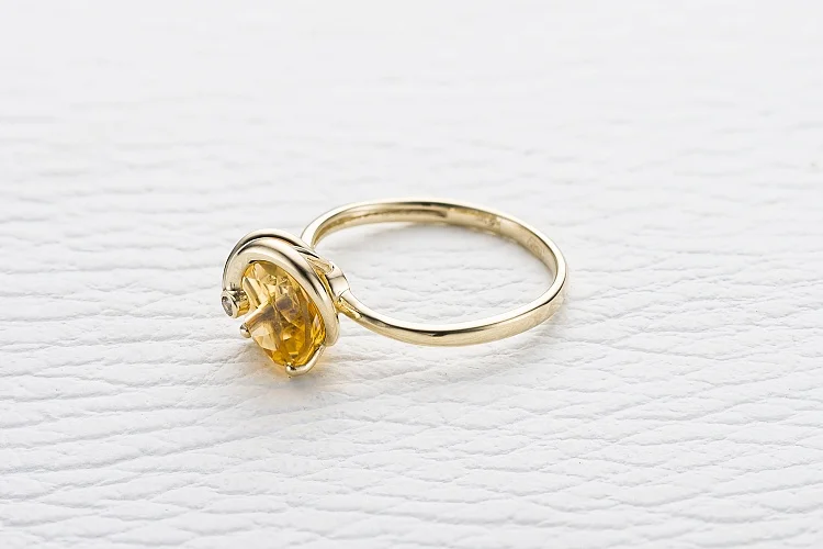Кольцо из жёлтого золота с цитрином и фианитом