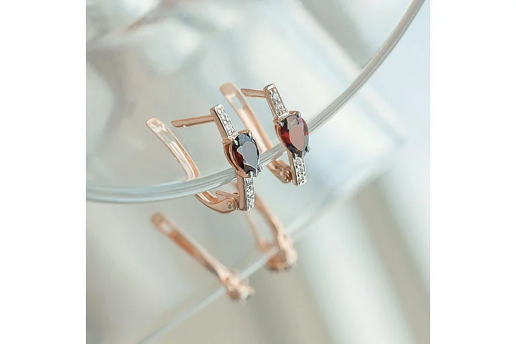 Серьги из красного золота с 2 гранатами и 10 фианитами