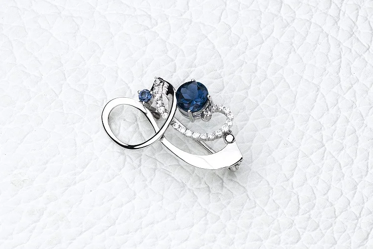 Брошь из белого золота с 23 топазами лондон