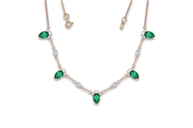 Колье из красного золота с 5 изумрудами и 19 топазами бесцветными