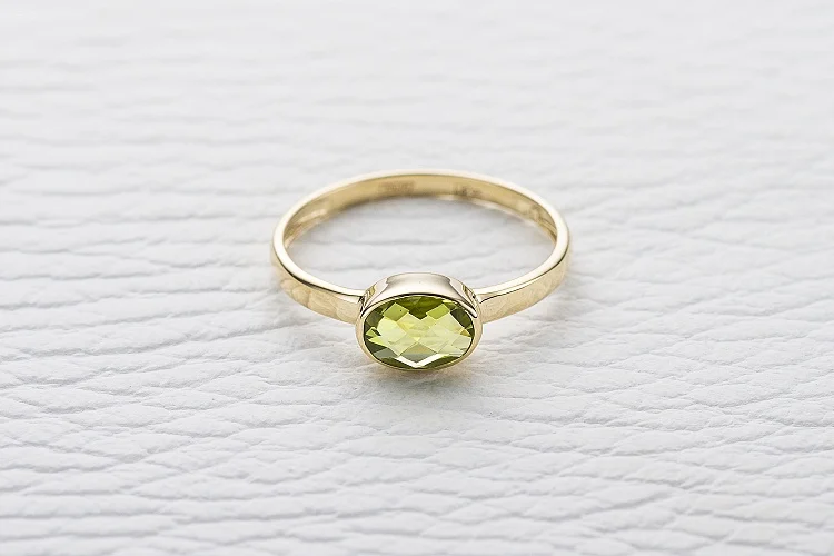 Кольцо из жёлтого золота с хризолитом