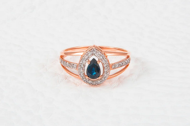 Кольцо из красного золота с сапфиром и 30 бриллиантами