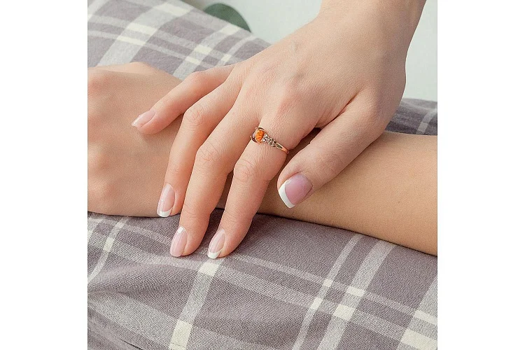 Кольцо из красного золота с янтарём и 14 фианитами