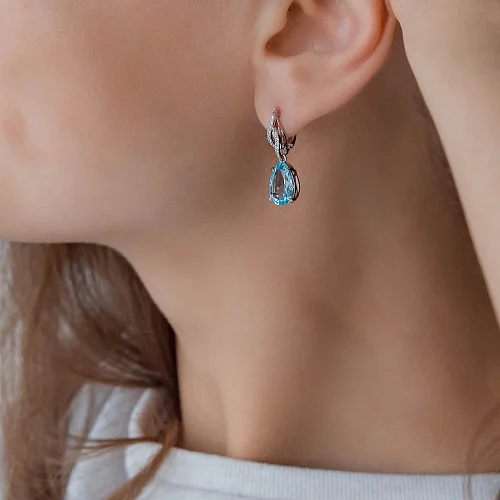 Серьги из белого золота с 2 топазами sky и 24 топазами бесцветными