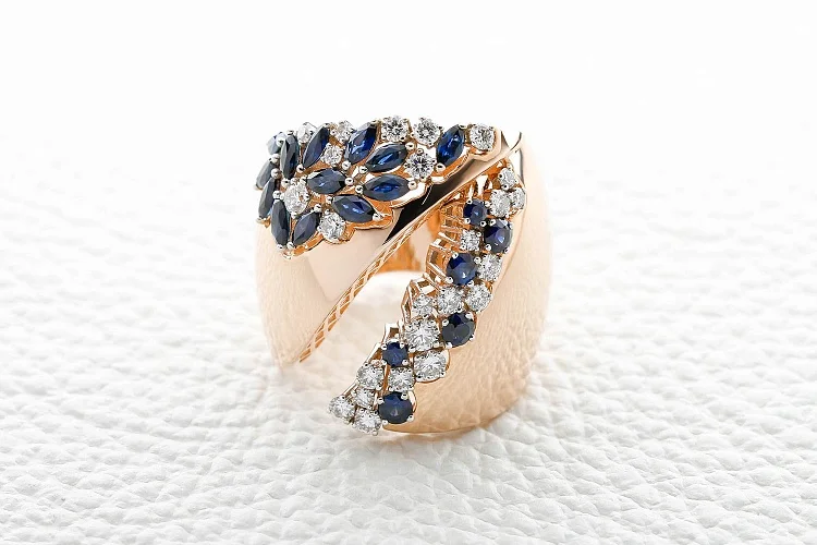 Кольцо из красного золота с 19 сапфирами и 24 бриллиантами