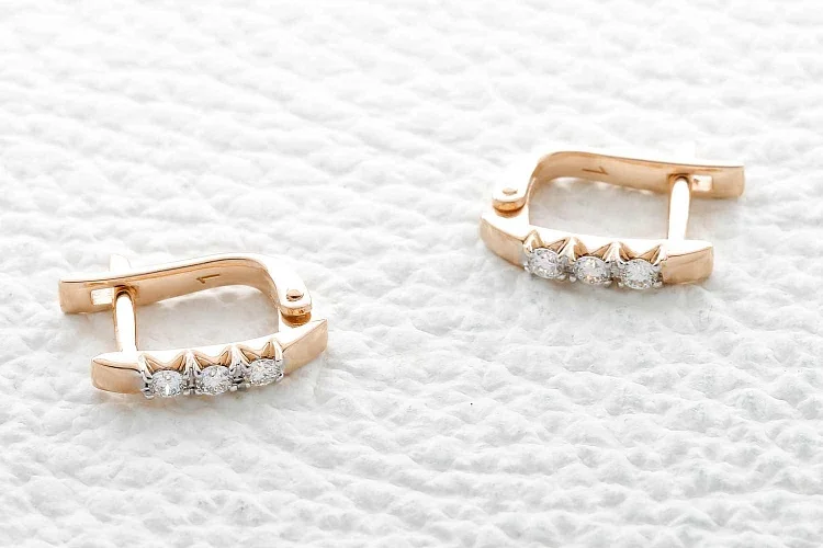 Серьги из красного золота с 6 фианитами