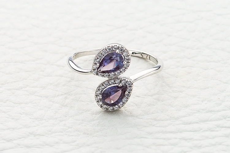 Кольцо из белого золота с 2 александритами и 32 фианитами