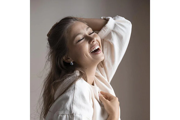 Серьги из белого золота с 2 топазами swiss и 76 фианитами