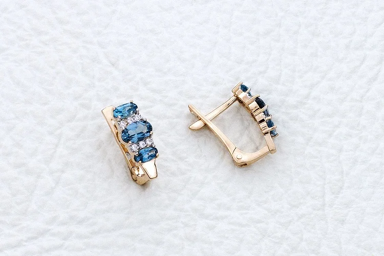 Серьги из красного золота с 6 топазами лондон и 12 фианитами