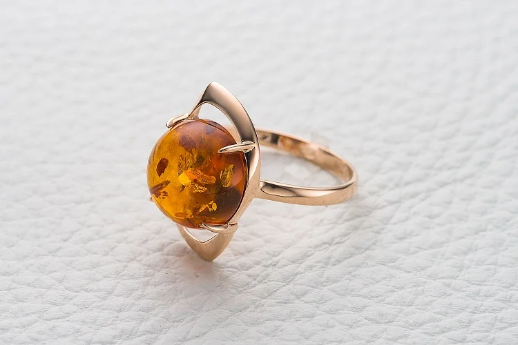 Кольцо из красного золота с янтарём