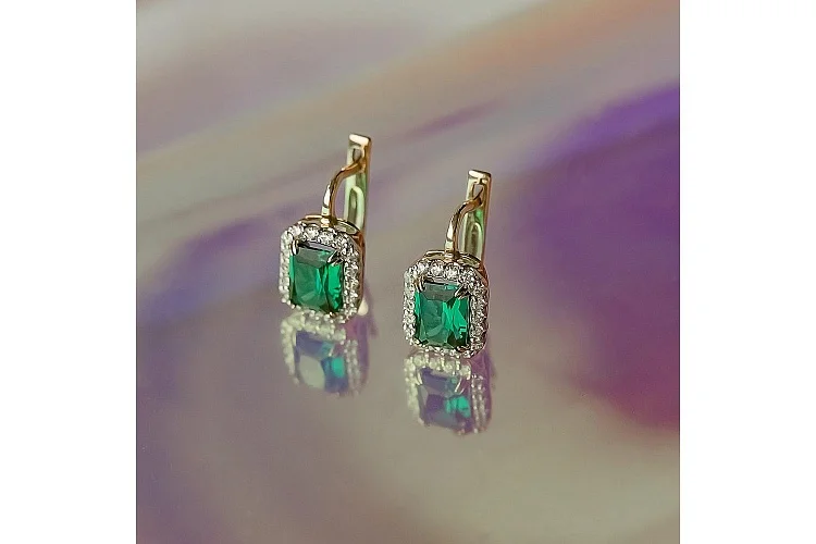Серьги из жёлтого золота с 2 изумрудами и 36 фианитами