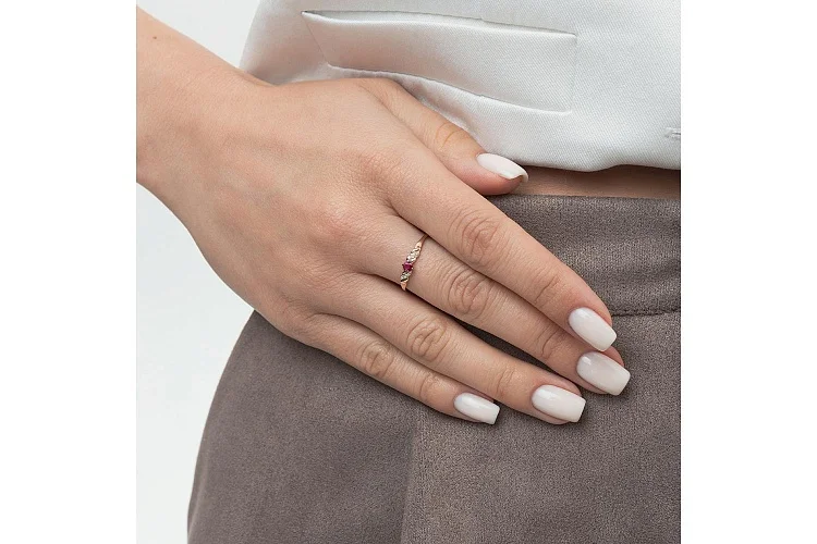 Кольцо из красного золота с рубином и 6 бриллиантами