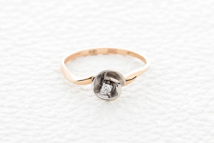 Кольцо из красного золота с фианитом