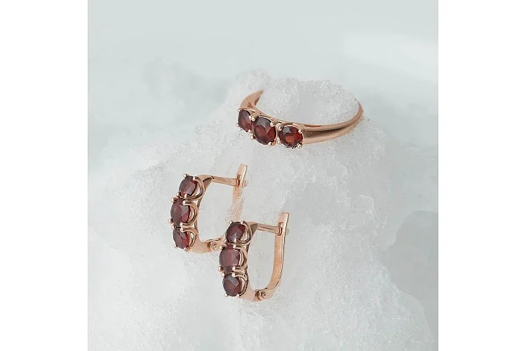 Серьги из красного золота с 6 гранатами