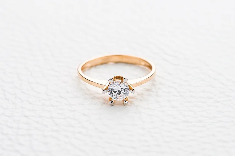 Кольцо из красного золота с кристаллом swarovski