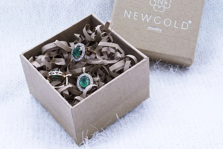 Кольцо из красного золота с изумрудом и 32 бриллиантами