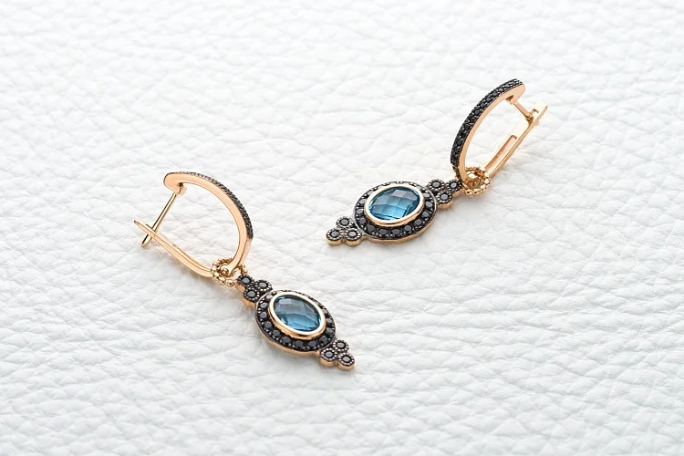 Серьги-трансформеры из красного золота с 2 топазами swiss и 70 фианитами