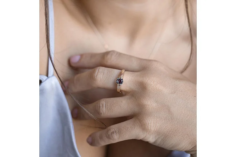 Кольцо из красного золота с александритом