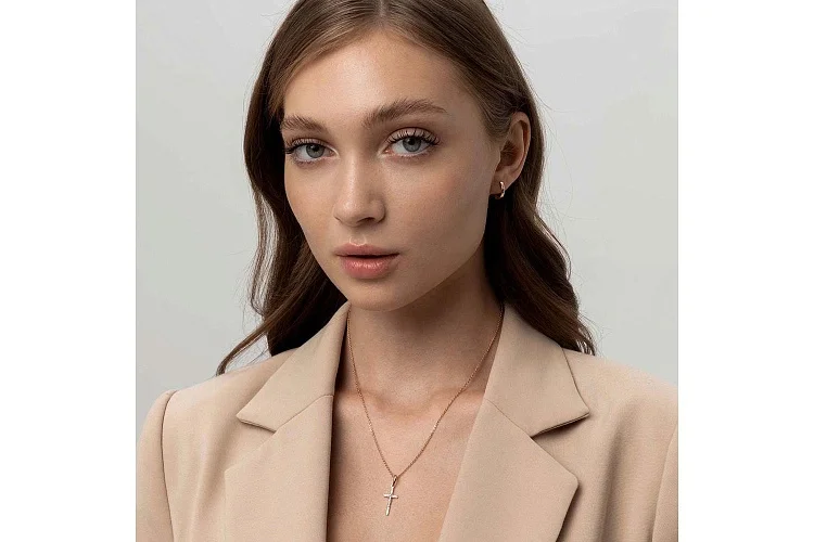 Крест из красного золота с бриллиантом