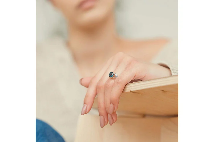 Кольцо из красного золота с топазом лондон и 8 фианитами