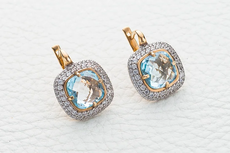 Серьги из красного золота с 2 топазами sky и 136 фианитами
