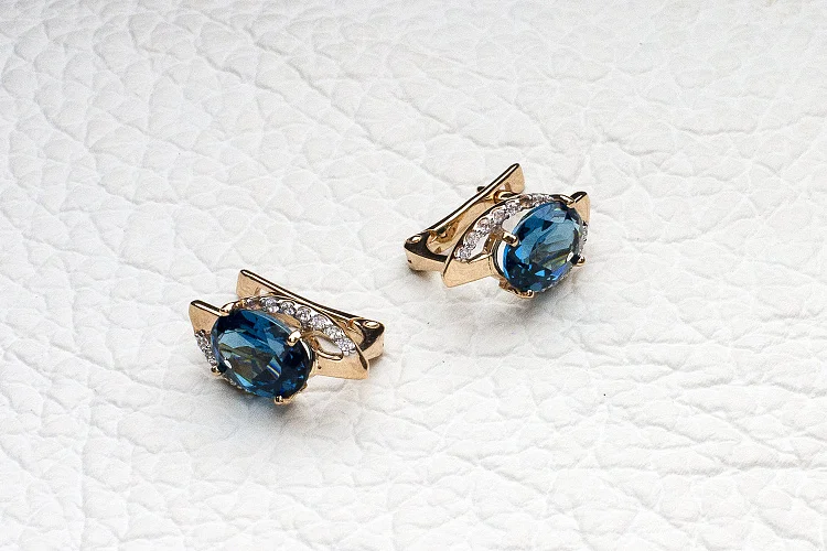 Серьги из красного золота с 2 кварцами и 28 фианитами