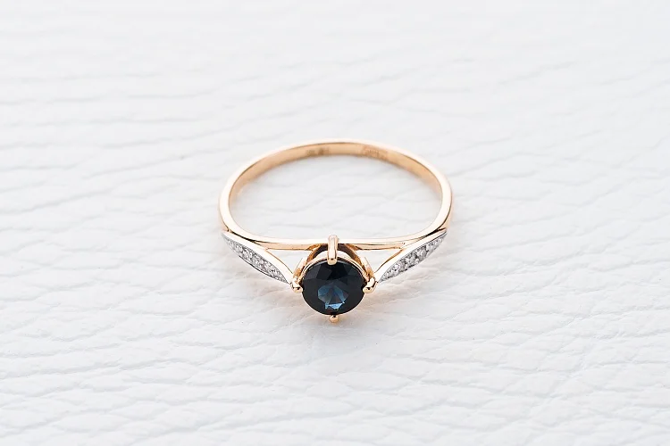 Кольцо из красного золота с сапфиром и 6 бриллиантами