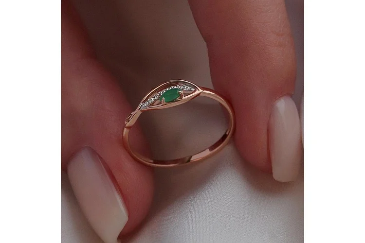 Кольцо из красного золота с изумрудом и 8 бриллиантами