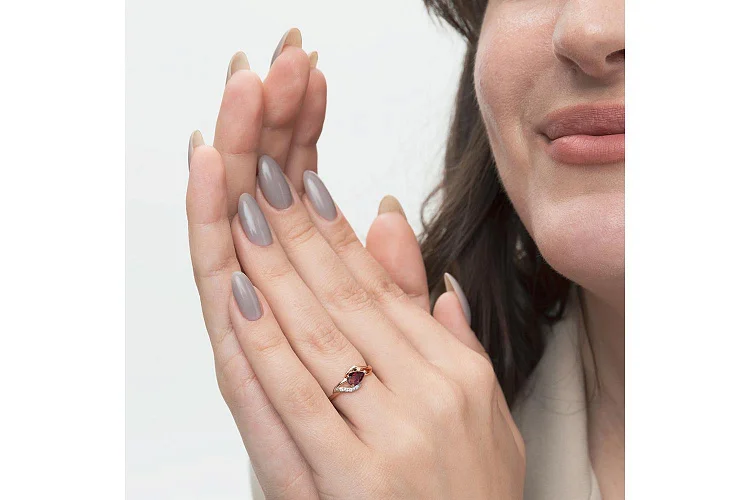 Кольцо из красного золота с гранатом и 3 фианитами