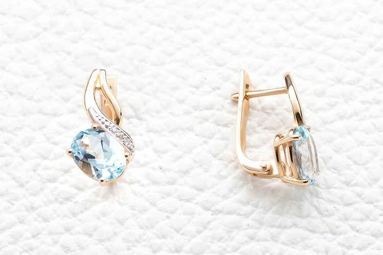 Серьги из красного золота с 2 топазами sky и 6 фианитами