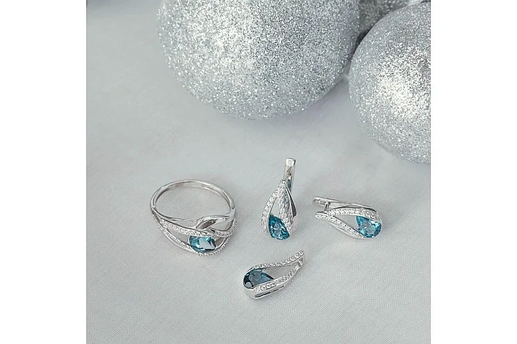 Кольцо из белого золота с топазом лондон и 42 фианитами