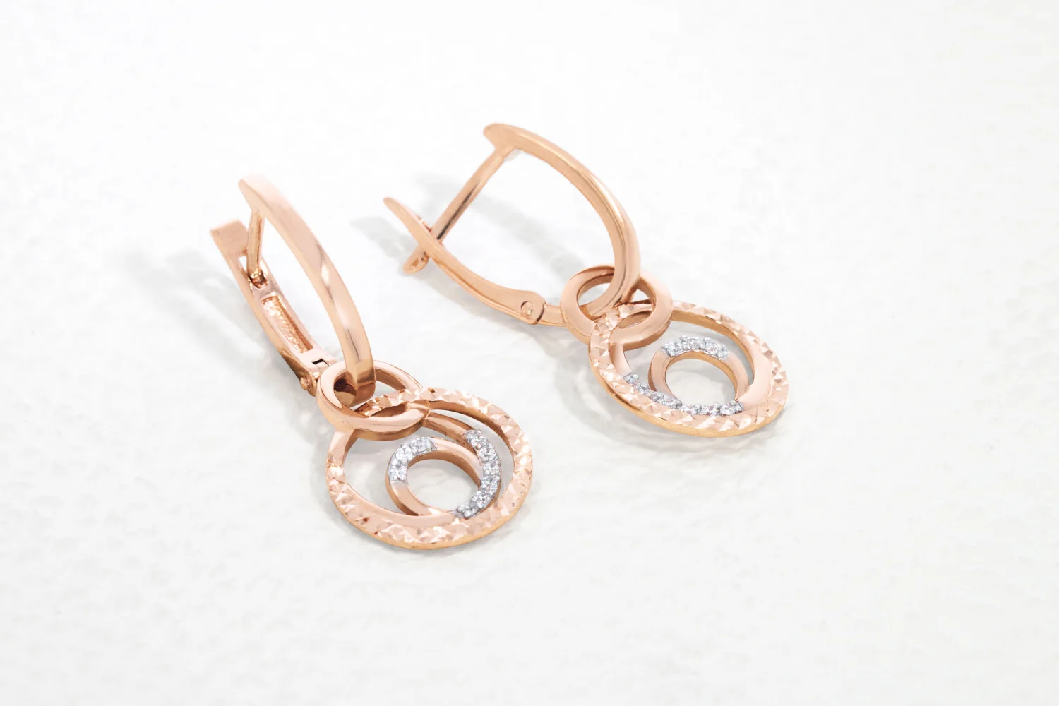 Серьги Круги из красного золота с 18 фианитами