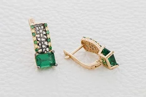 Серьги из красного золота с 2 изумрудами и 28 фианитами