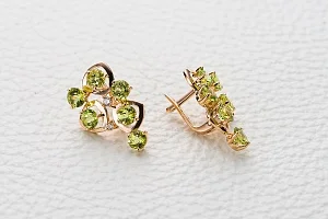 Серьги из красного золота с 12 хризолитами и 4 фианитами