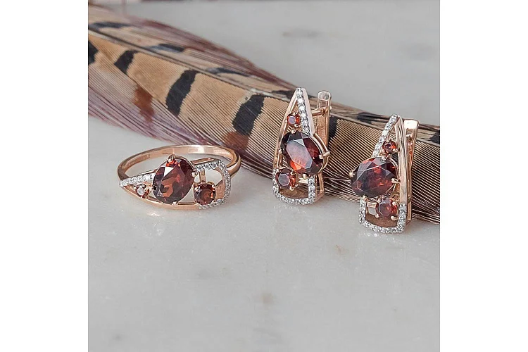 Серьги из красного золота с 6 гранатами и 36 фианитами