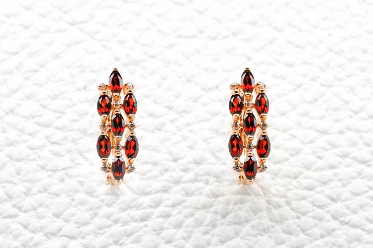 Серьги из красного золота с 14 гранатами и 16 фианитами