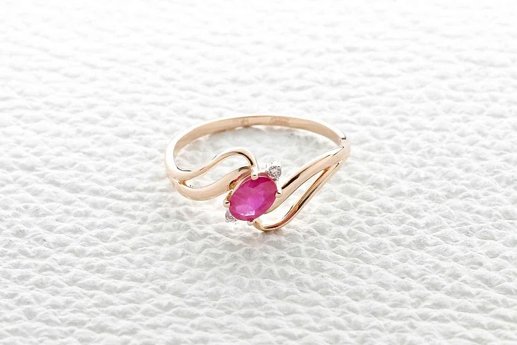 Кольцо из красного золота с рубином и 2 бриллиантами