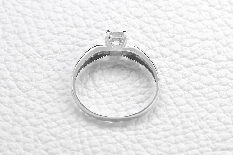 Кольцо из белого золота с кристаллом swarovski