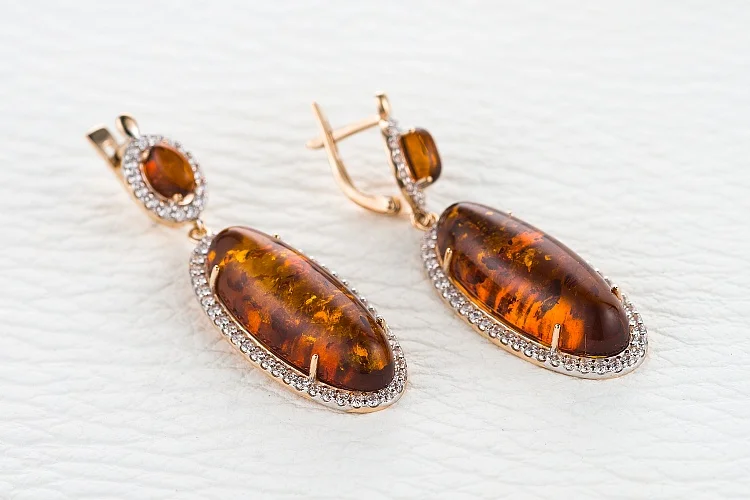 Серьги из красного золота с янтарём и 120 фианитами