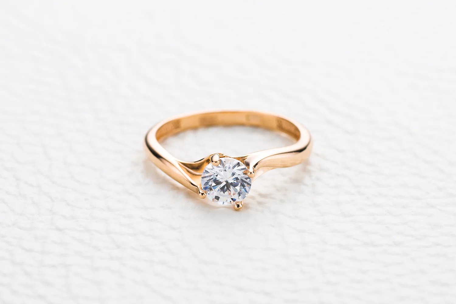 Кольцо из красного золота с кристаллом swarovski