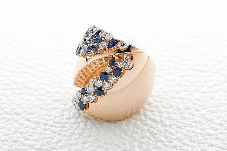 Кольцо из красного золота с 19 сапфирами и 24 бриллиантами