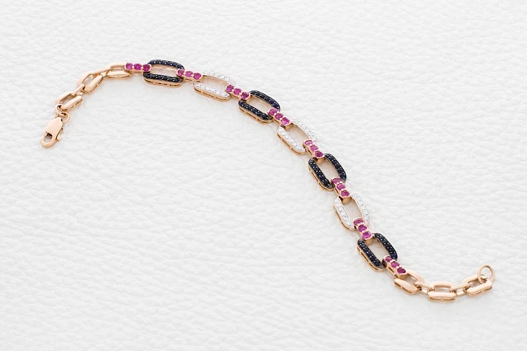 Браслет из красного золота с рубинами, бриллиантами и сапфирами