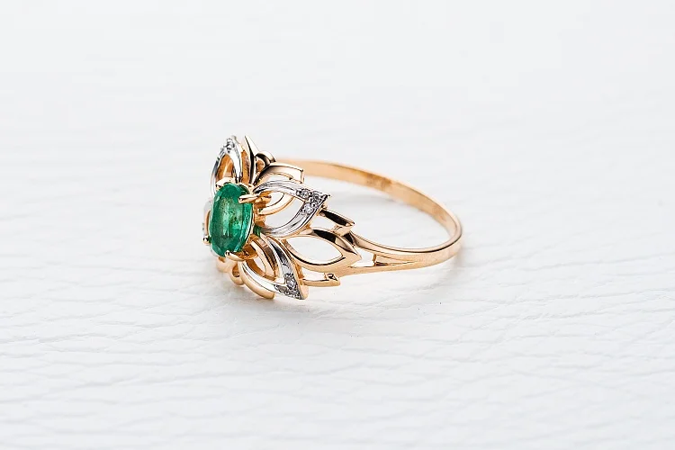 Кольцо Бабочка из красного золота с изумрудом и 12 бриллиантами