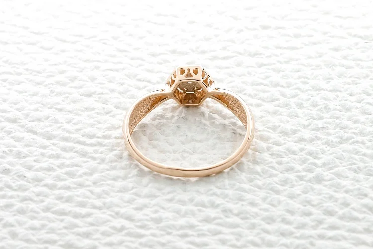 Кольцо из красного золота с бриллиантом