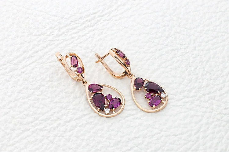 Серьги из красного золота с 12 родолитами и 2 фианитами