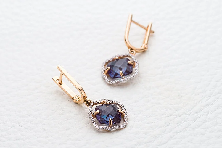 Серьги из красного золота с 2 александритами и 56 фианитами