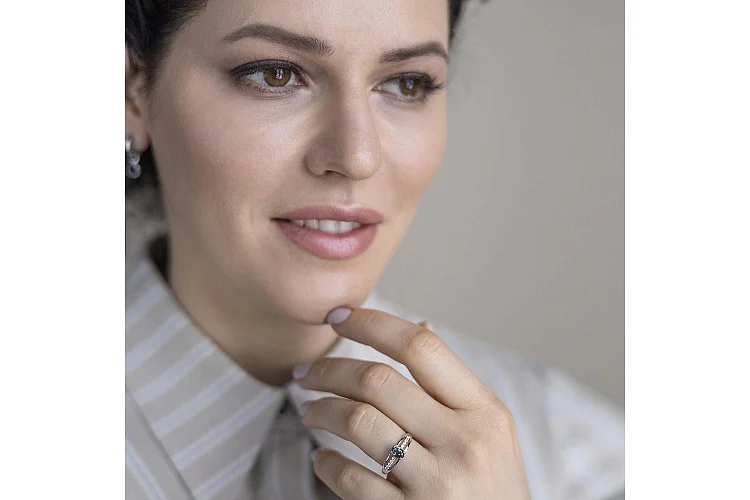 Кольцо из белого золота с александритом и 10 фианитами