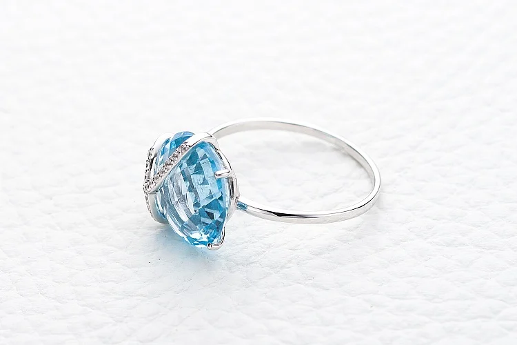 Кольцо из белого золота с топазом sky и 16 фианитами